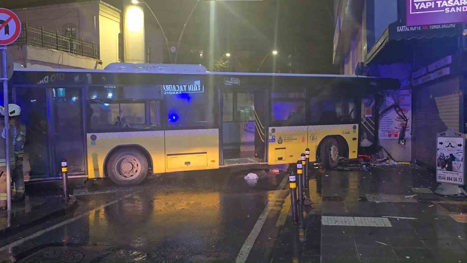 Kartal’da İETT otobüsü binaya çarptı: 6 yaralı
