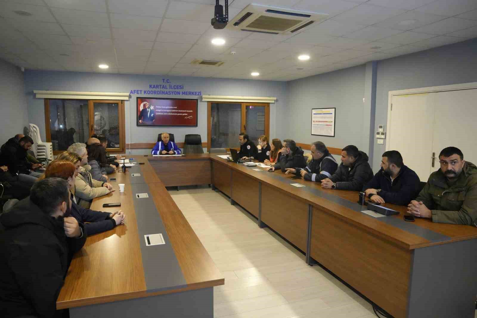 Kartal’da kar yağışına karşı tedbir alındı
Kartal’da kar yağışına karşı tedbir alındı