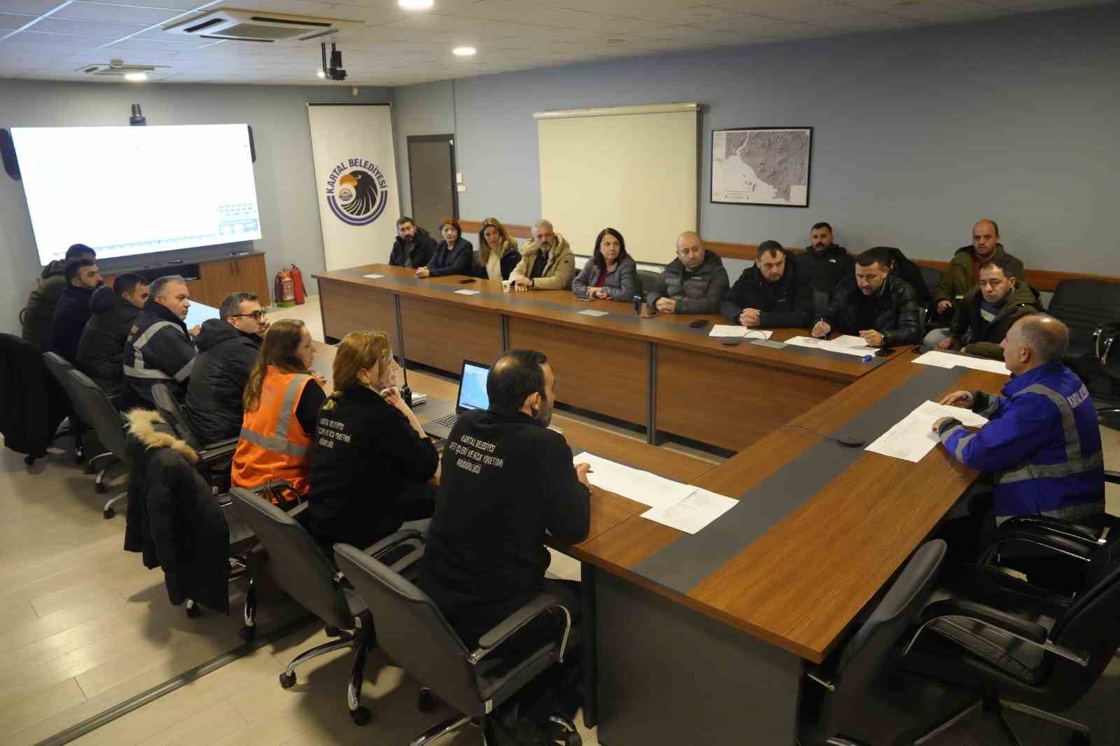 Kartal’da kar yağışına karşı tedbir alındı
Kartal’da kar yağışına karşı tedbir alındı