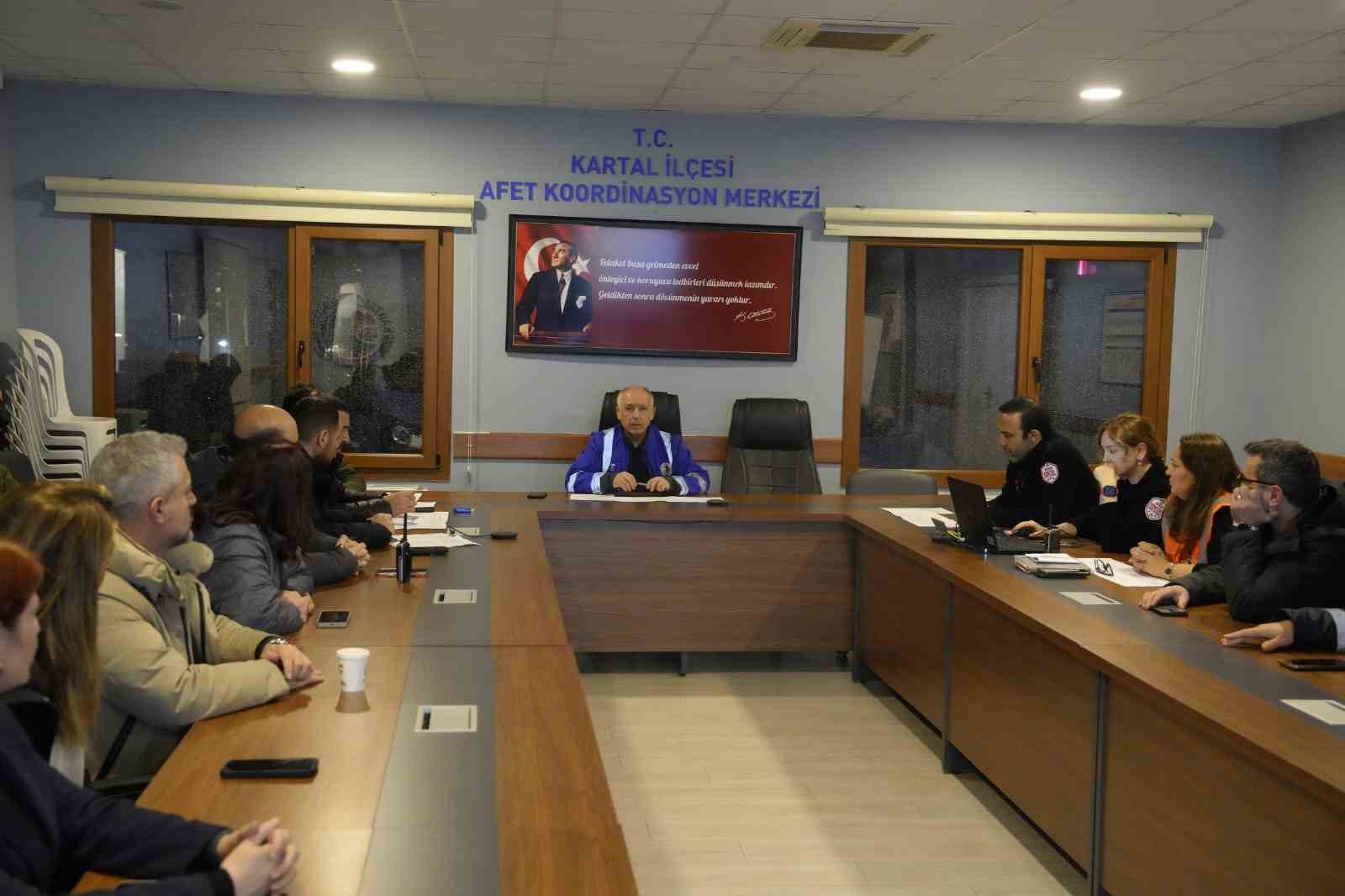 Kartal’da kar yağışına karşı tedbir alındı
Kartal’da kar yağışına karşı tedbir alındı