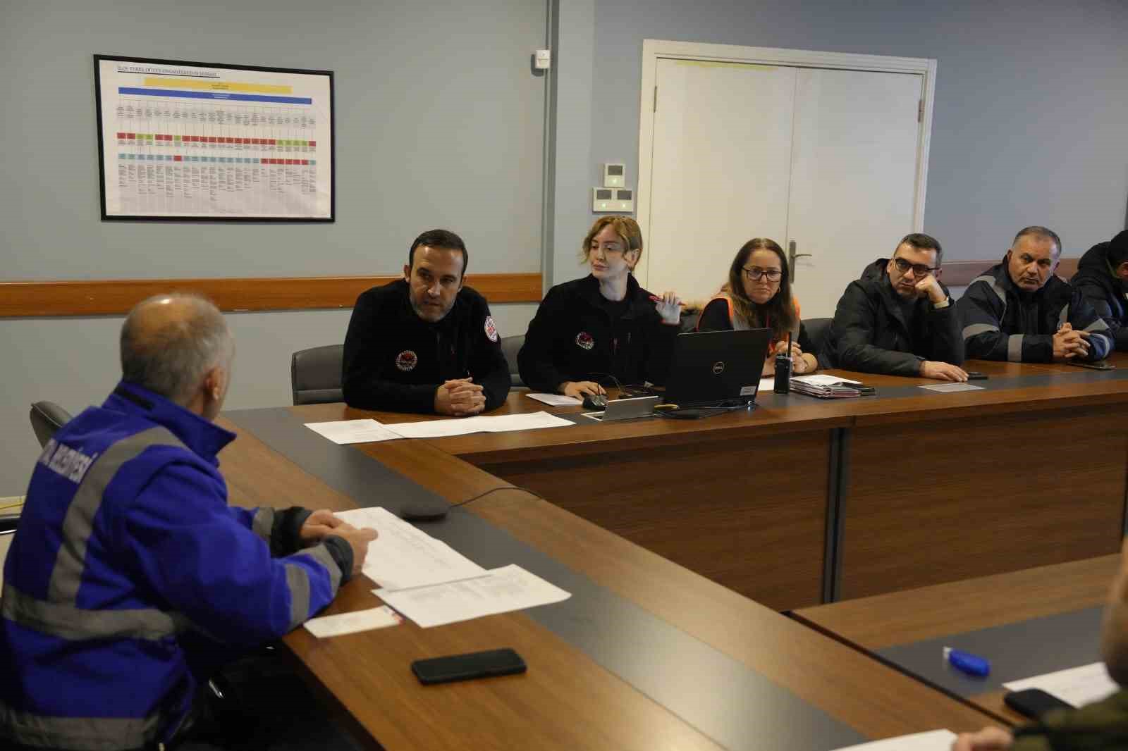 Kartal’da kar yağışına karşı tedbir alındı
Kartal’da kar yağışına karşı tedbir alındı