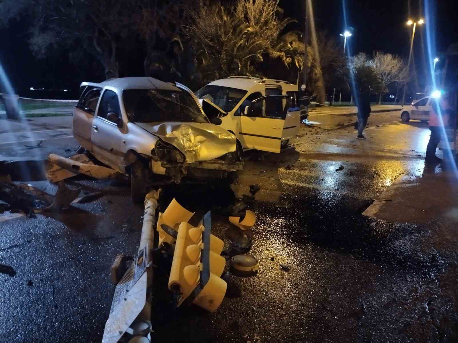 Kartal’da sahil yolunda hafif ticari araç park halindeki otomobile çarptı: 4 yaralı
