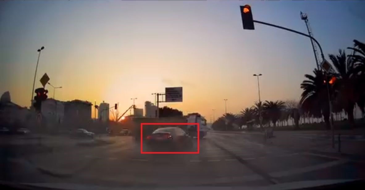 Kartal’daki kaza anları kamerada: Kırmızı ışıkta geçen araç durağa böyle daldı
