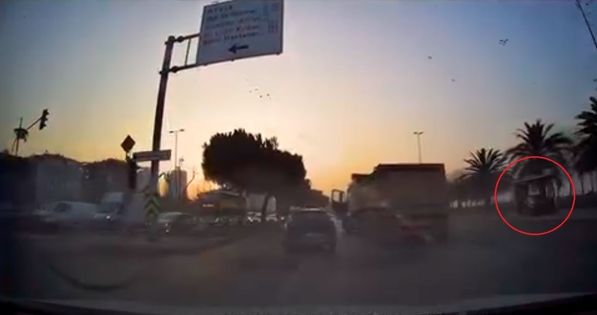 Kartal’daki kaza anları kamerada: Kırmızı ışıkta geçen araç durağa böyle daldı
