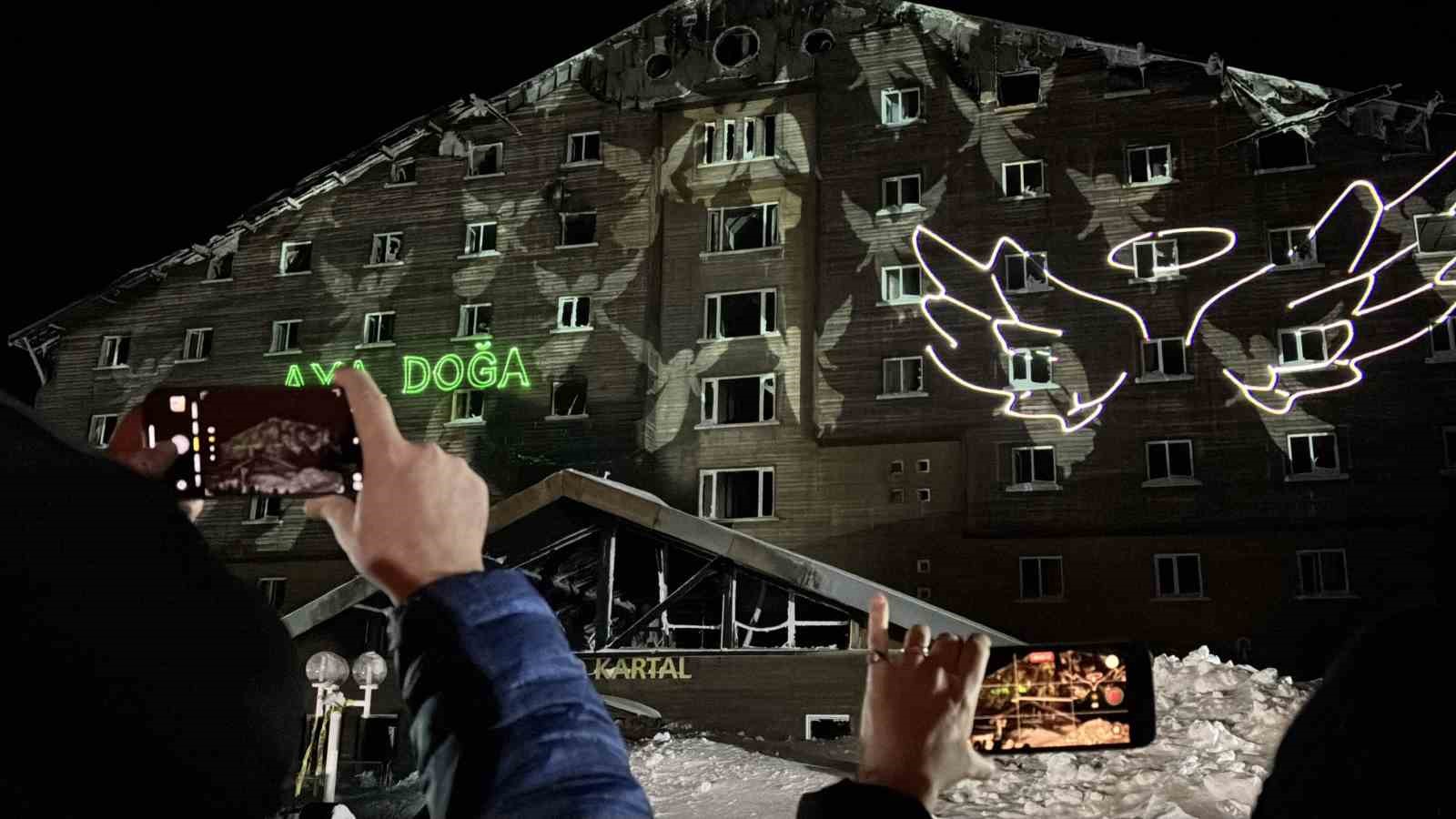 Kartalkaya yangın faciasının birinci yıldönümünde acılı aileler otel önünde bir araya geldi
