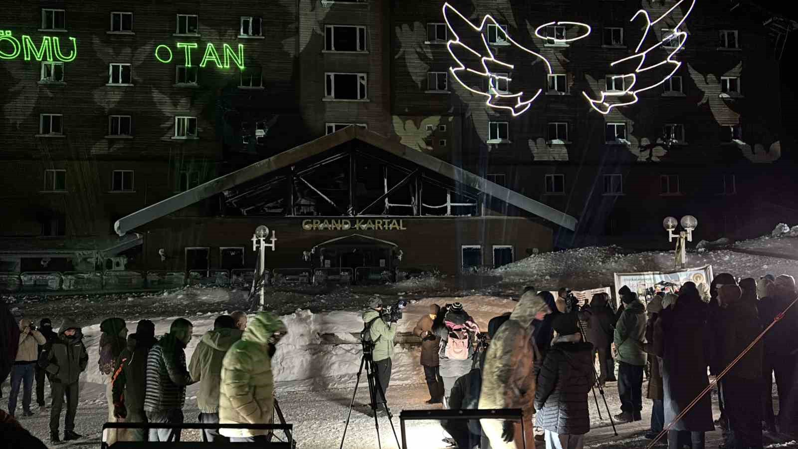 Kartalkaya yangın faciasının birinci yıldönümünde acılı aileler otel önünde bir araya geldi
