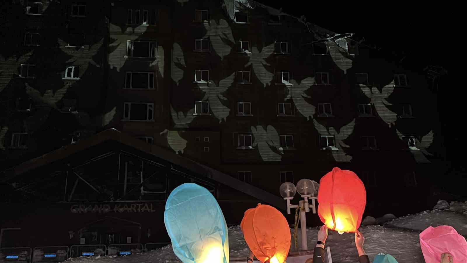 Kartalkaya yangın faciasının birinci yıldönümünde acılı aileler otel önünde bir araya geldi
