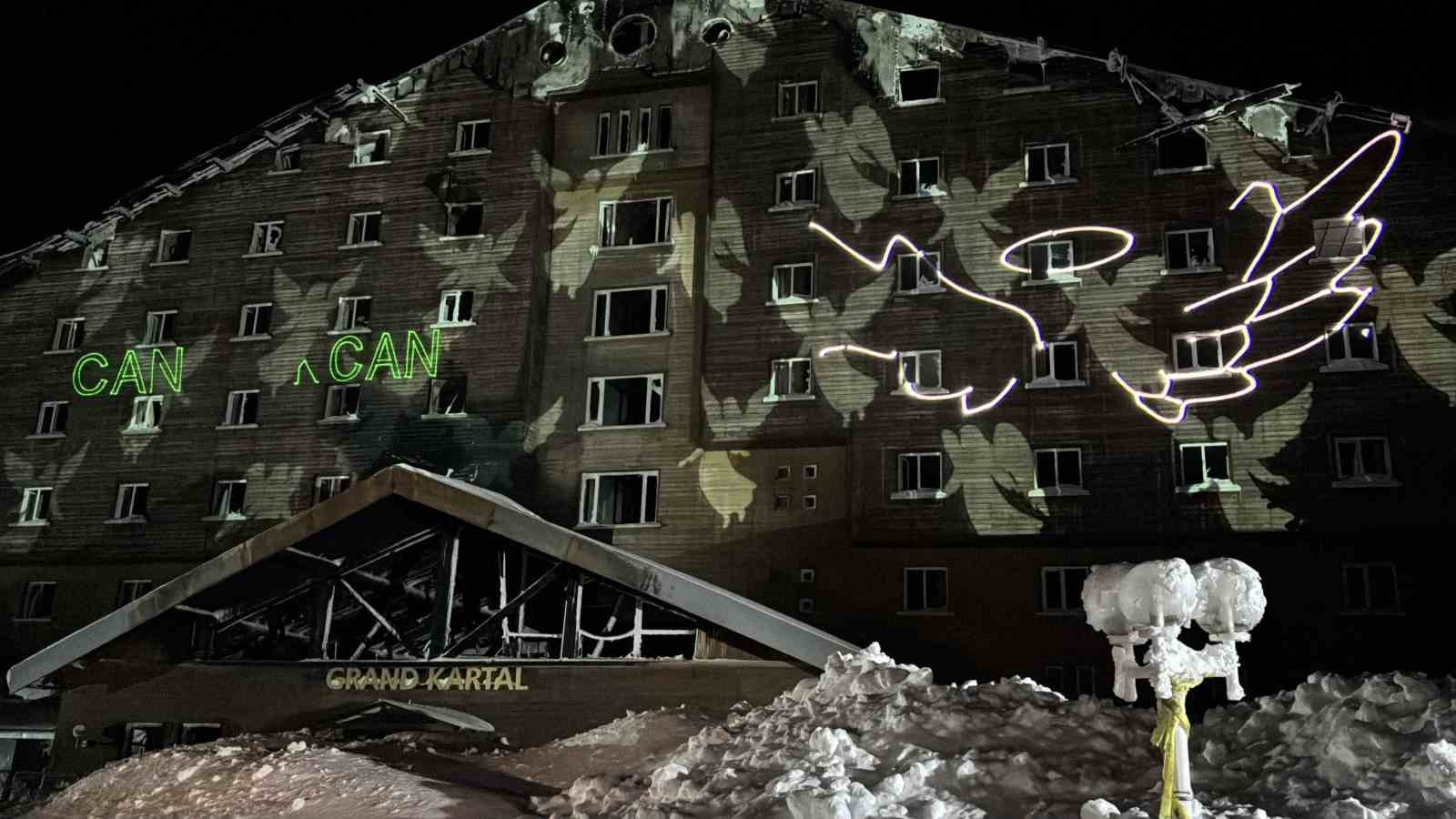 Kartalkaya yangın faciasının birinci yıldönümünde acılı aileler otel önünde bir araya geldi
