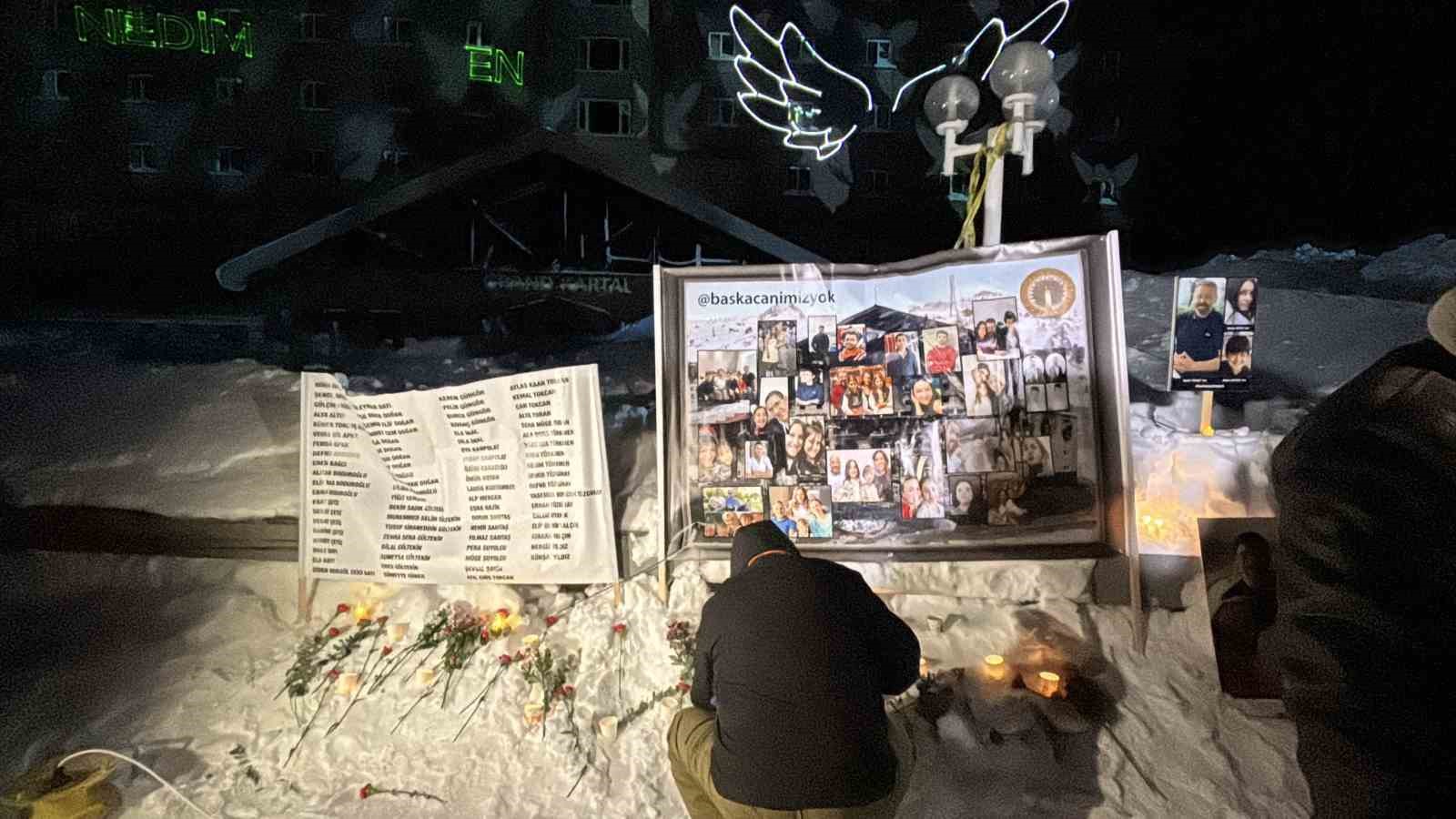 Kartalkaya yangın faciasının birinci yıldönümünde acılı aileler otel önünde bir araya geldi
