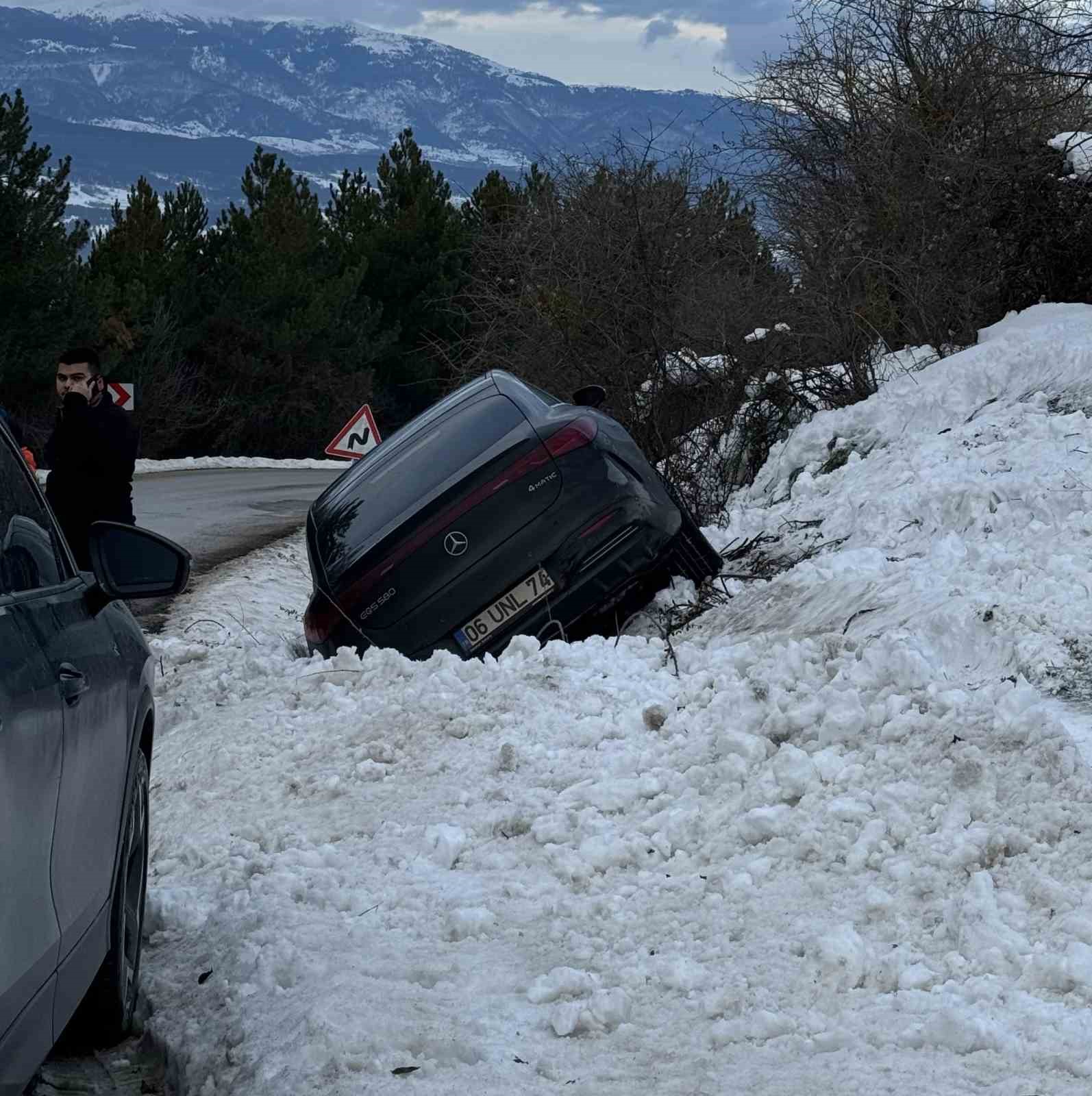 Kartalkaya yolunda lüks araç kara saplandı
