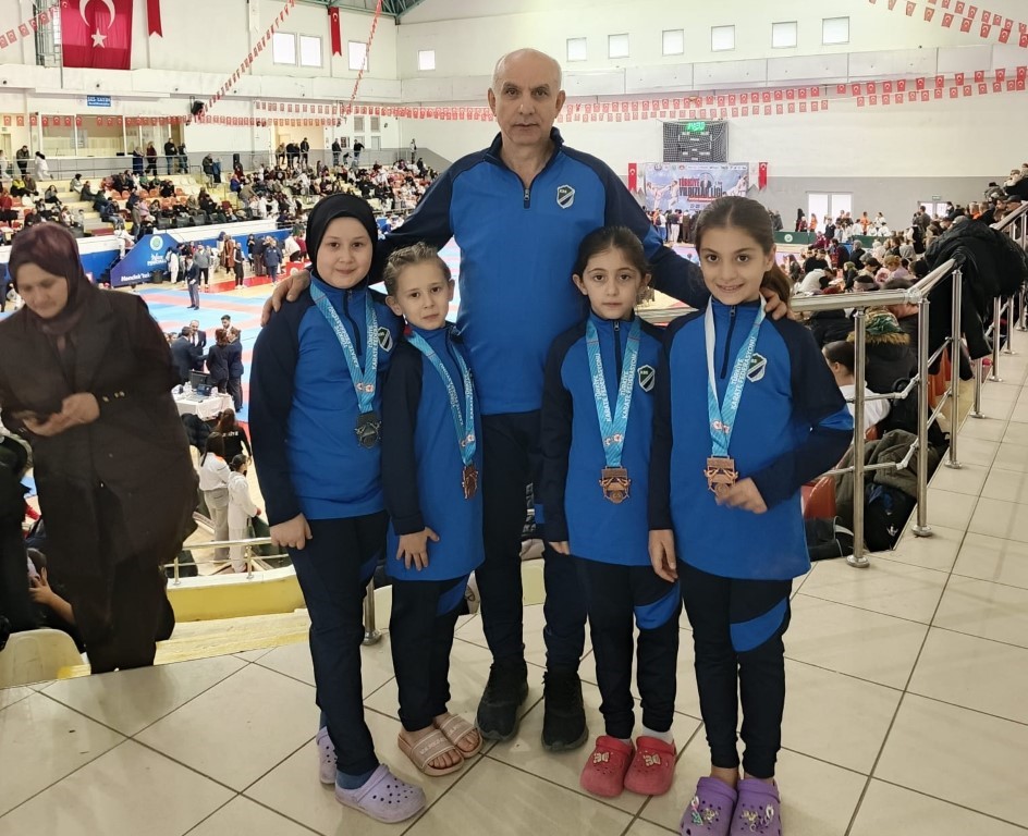 Kartepe Belediyespor karatecileri Sakarya’dan 9 madalyayla döndü
