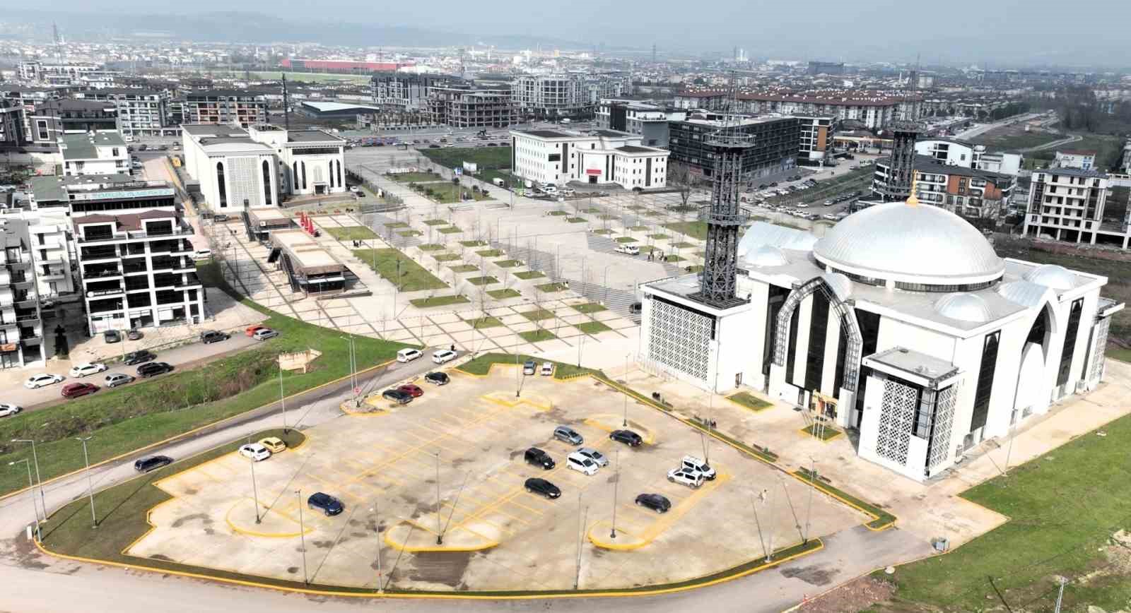 Kartepe Kent Meydanı Cami, ilk teravihle ibadete açılıyor
