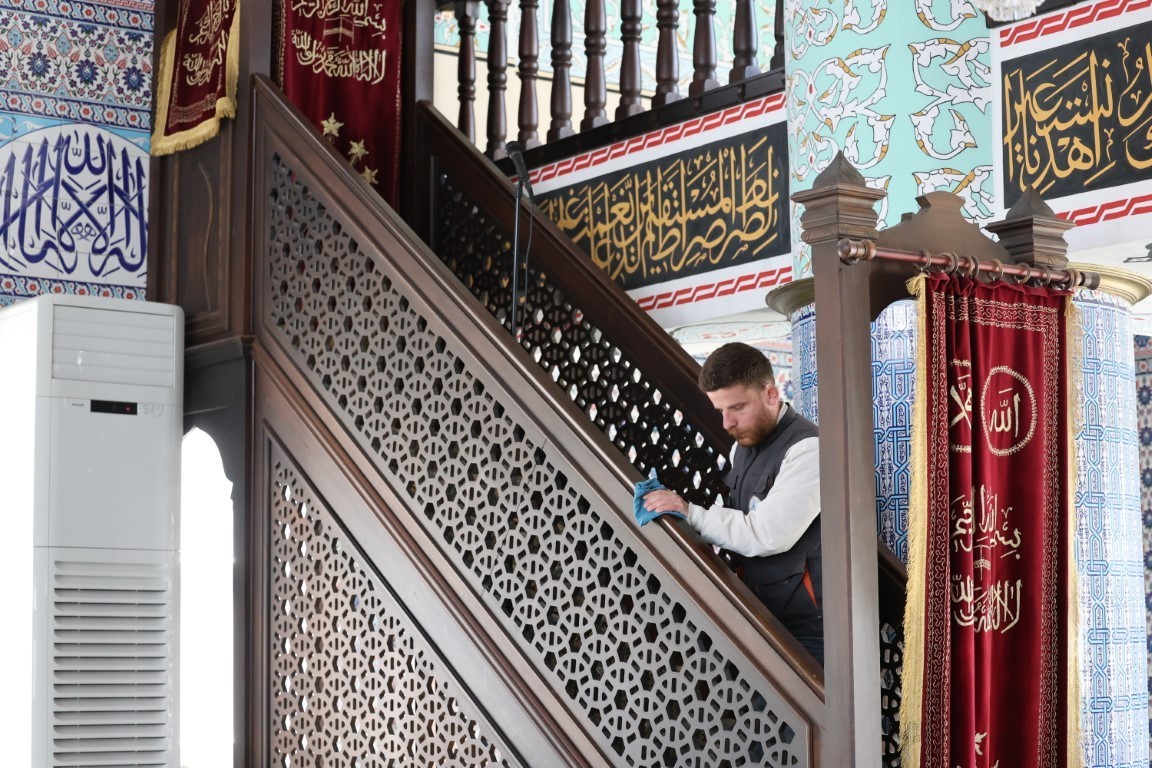 Kartepe’de bayram öncesi camilerde temizlik çalışması yapıldı
