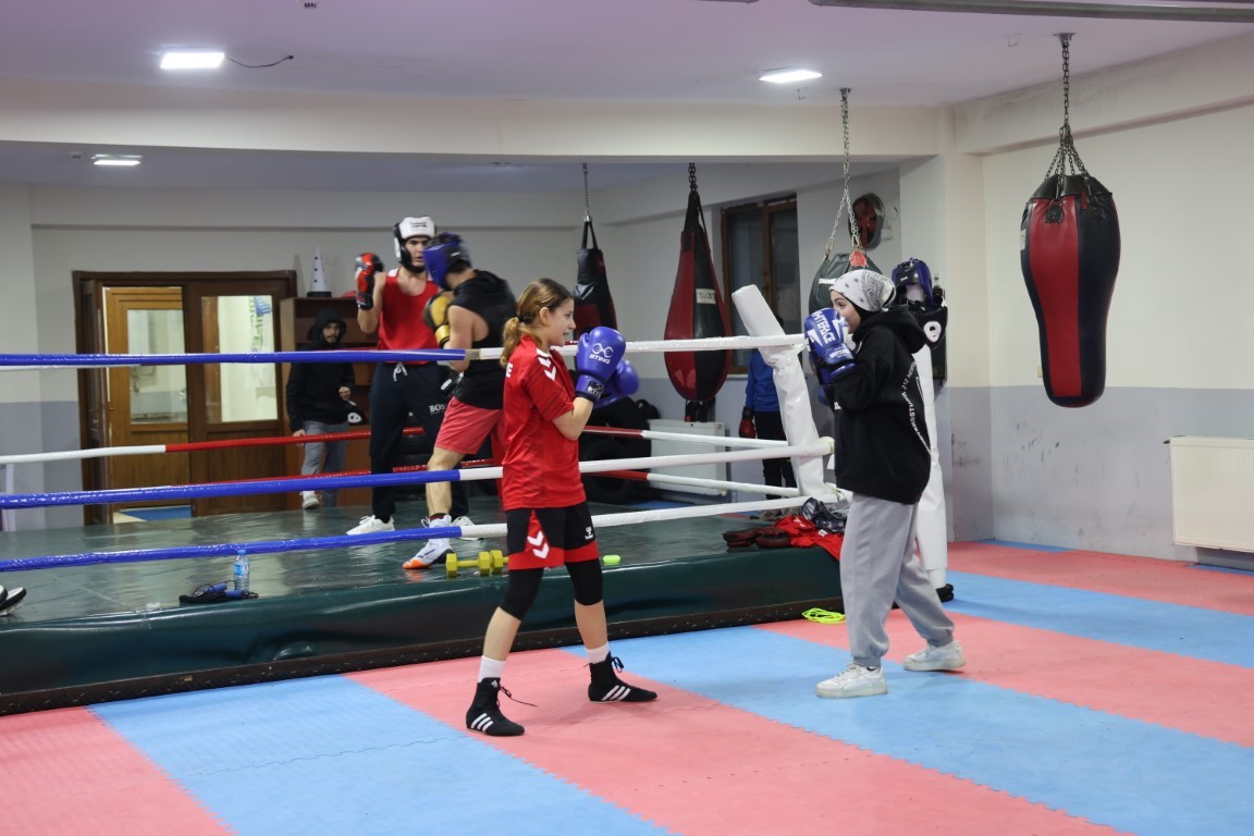 Kartepe’de çocuklar kışı sporla geçiriyor
