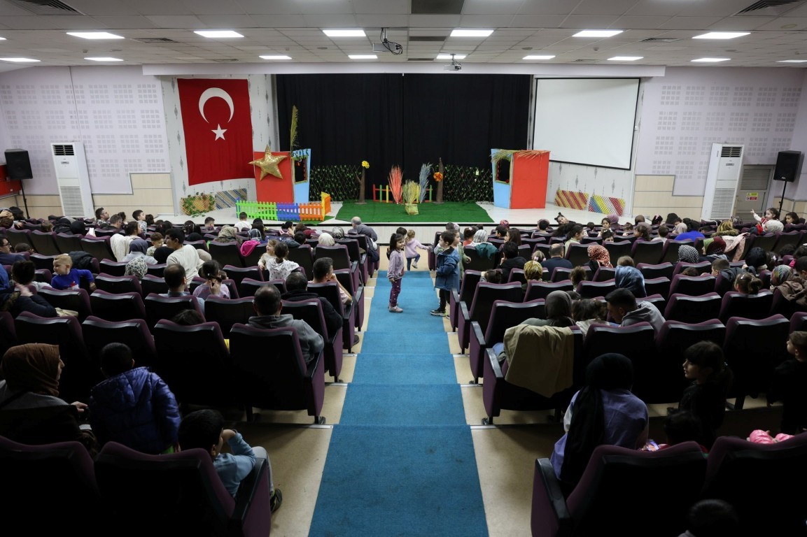Kartepe’de çocuklar "Meraklı Civciv" oyununu izledi
