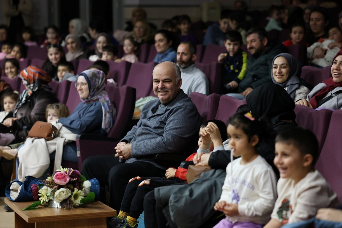 Kartepe’de çocuklar "Meraklı Civciv" oyununu izledi
