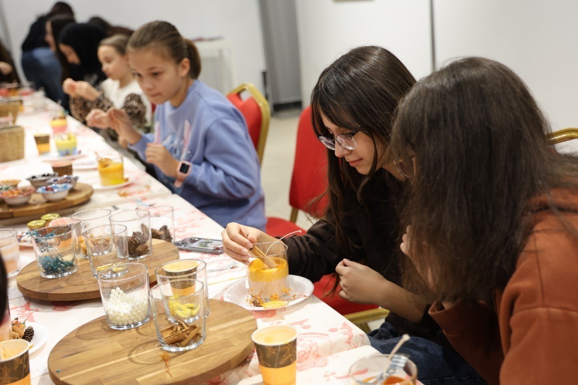Kartepe’de çocuklar mum yapım atölyesine katıldı
