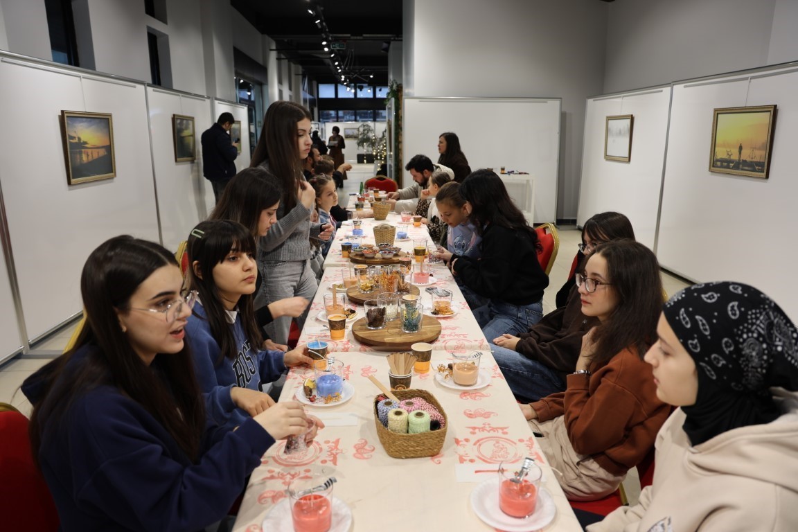 Kartepe’de çocuklar mum yapım atölyesine katıldı
