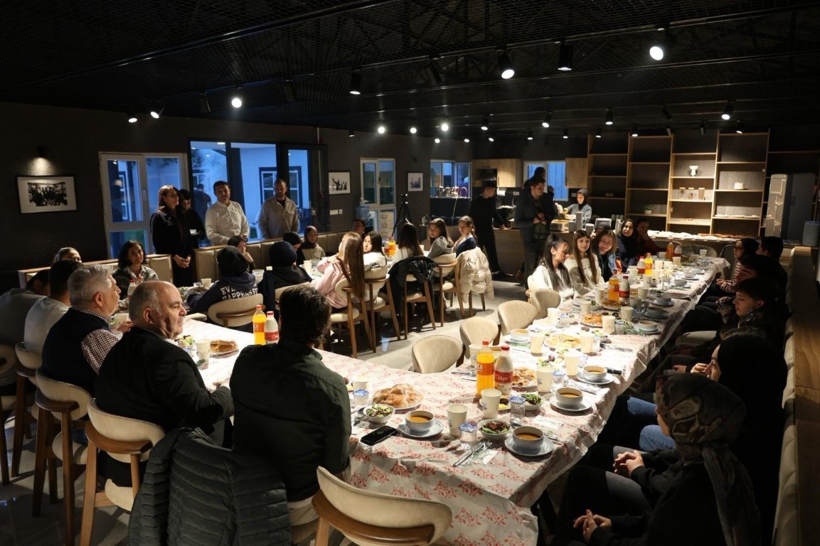 Kartepe’de gençler "Bir Sofra Bir Hikaye" iftarında buluştu
