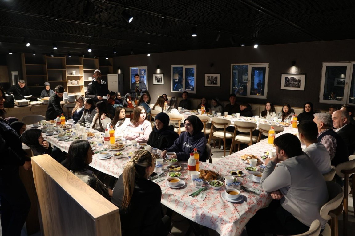 Kartepe’de gençler "Bir Sofra Bir Hikaye" iftarında buluştu
