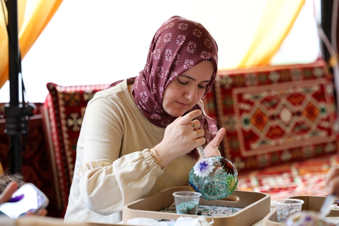 Kartepe’de kurulan otağ çadırında geleneksel sanatlar yaşatılıyor
