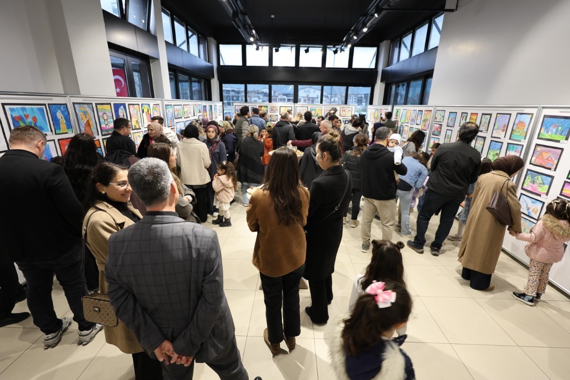 Kartepe’de minik ressamların eserleri Sanat Evi’nde sergileniyor
