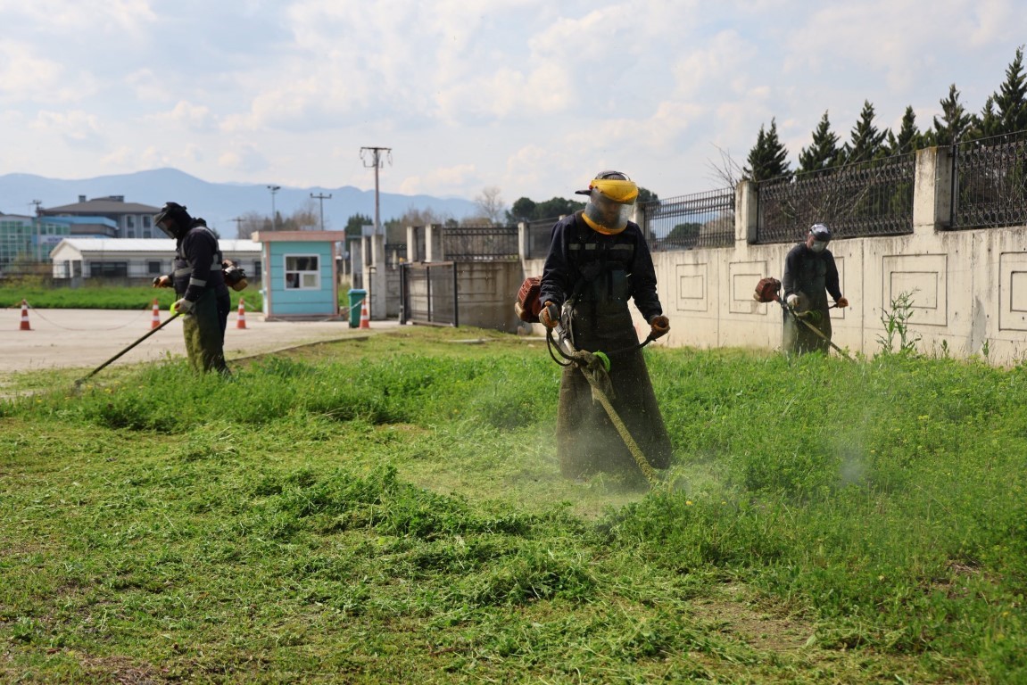Kartepe’de yeşil alanlarda bakım ve temizlik çalışmaları sürüyor
