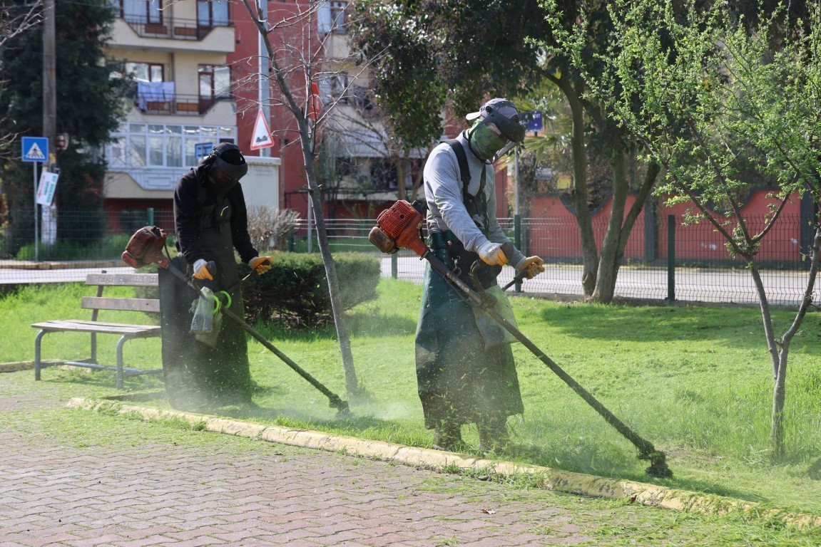 Kartepe’de yeşil alanlarda bakım ve temizlik çalışmaları sürüyor
