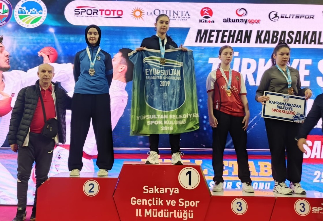 Kartepeli karateciler Sakarya’dan 6 madalyayla döndü
