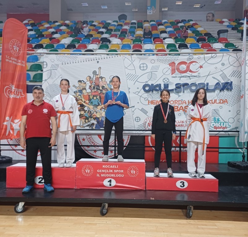 Kartepe’nin karateci yıldızlarından madalya yağmuru
