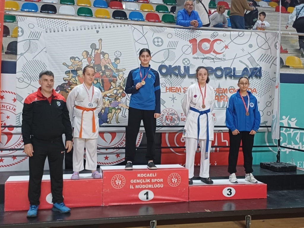 Kartepe’nin karateci yıldızlarından madalya yağmuru
