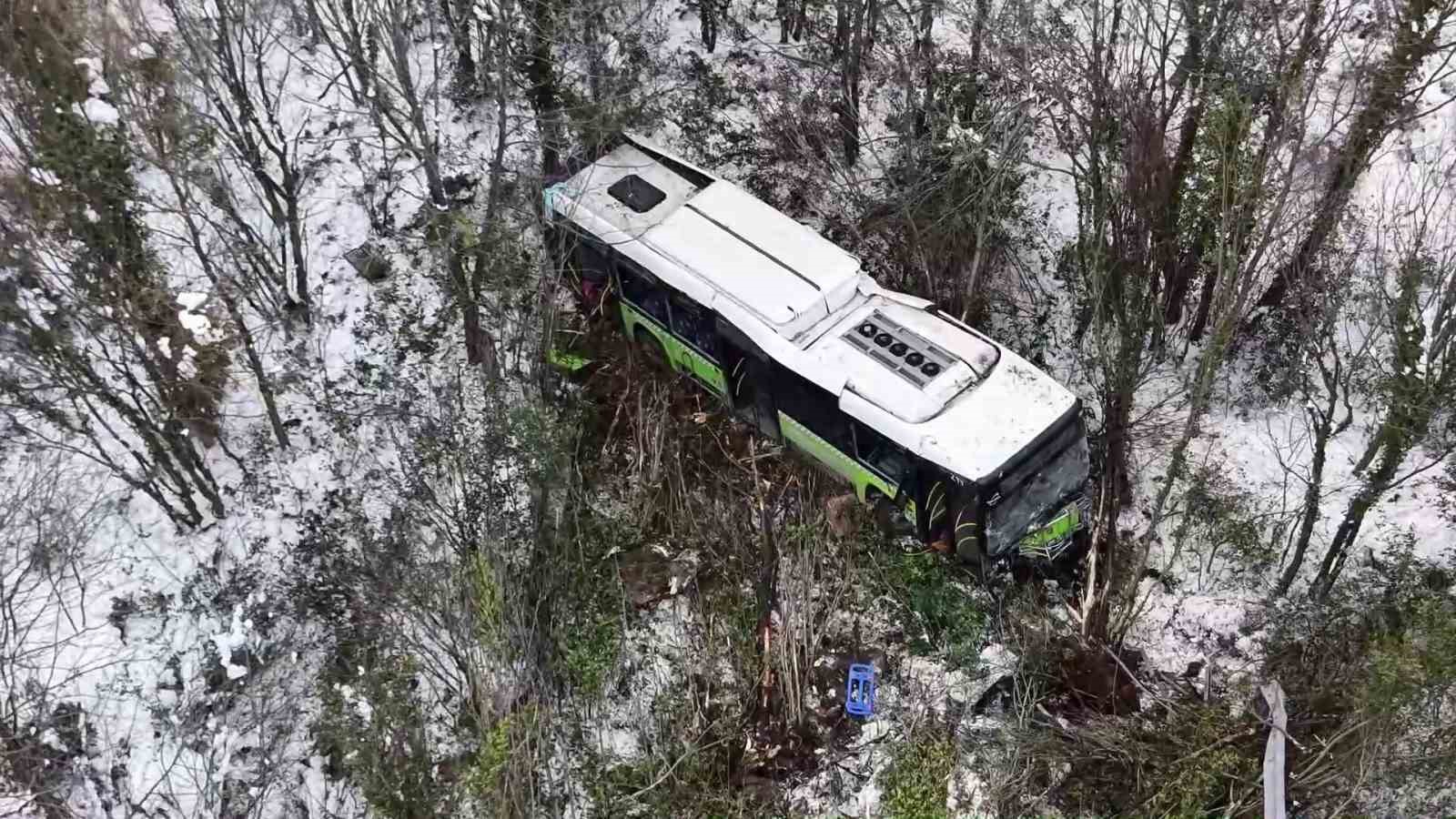 Kartepe’nin zirvesinden inerken otobüs şarampole uçtu: 22 yaralı
