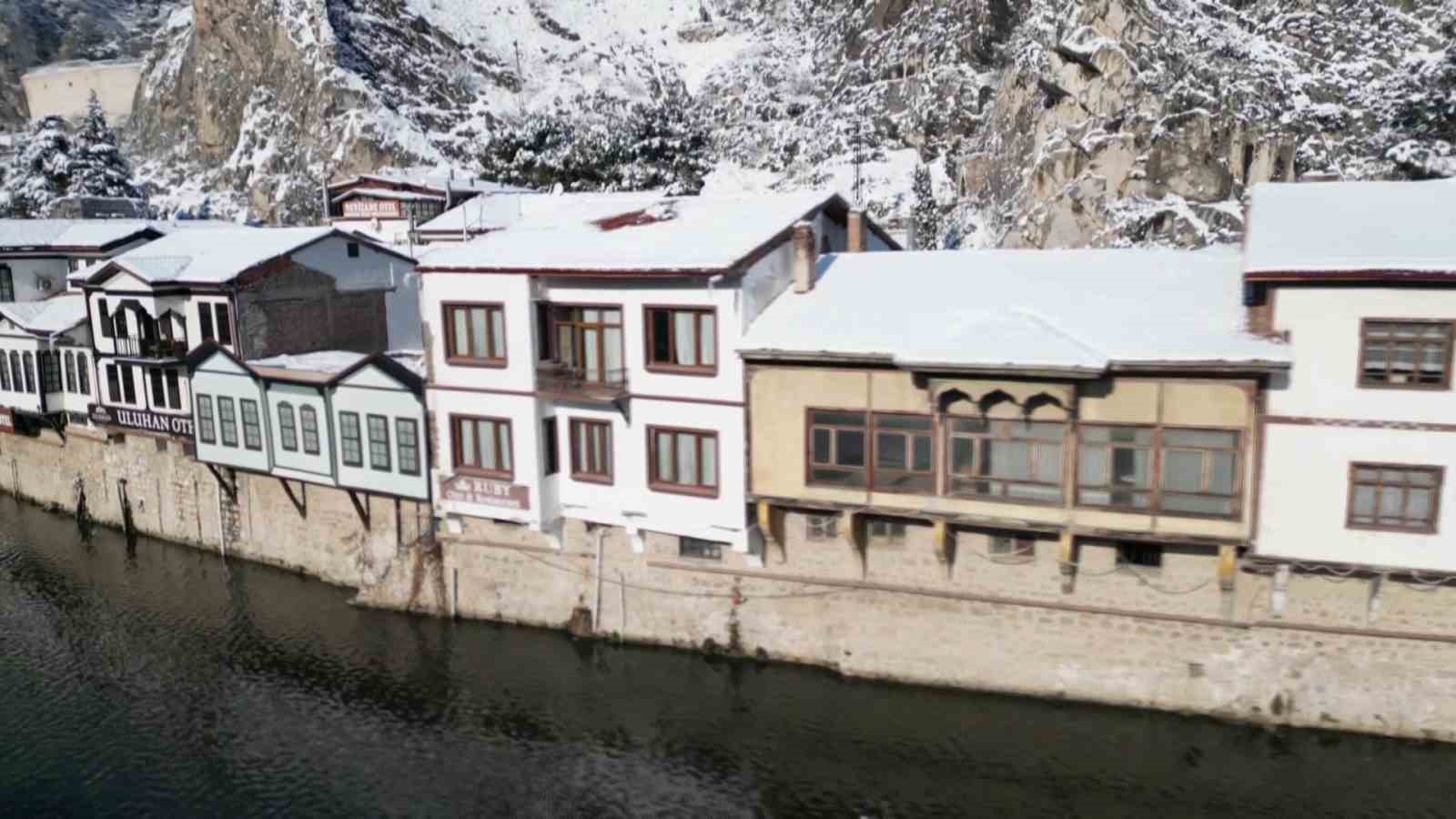 Kartpostal şehir Amasya beyaza büründü
