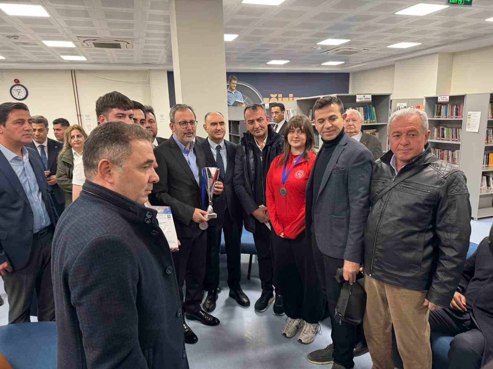 Kasapoğlu ve Özkan’dan Alaşehirli öğrencilere tebrik
