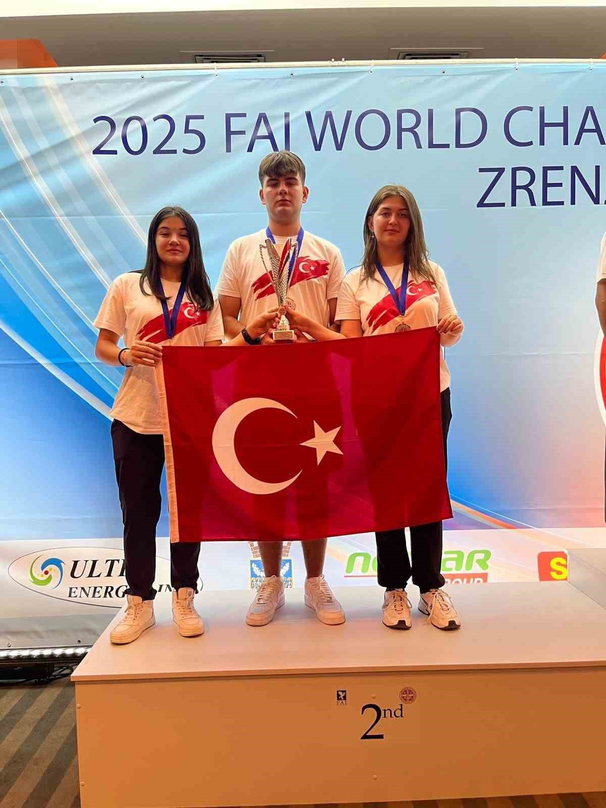 Kasapoğlu ve Özkan’dan Alaşehirli öğrencilere tebrik
