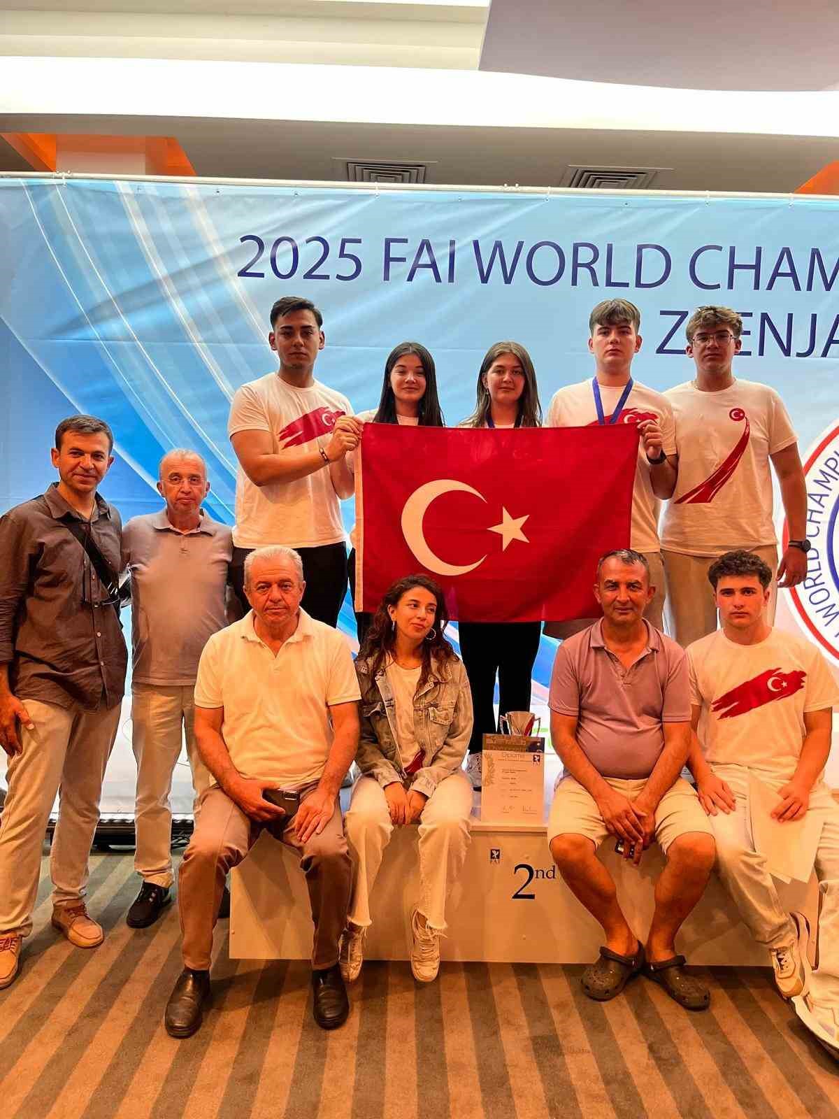 Kasapoğlu ve Özkan’dan Alaşehirli öğrencilere tebrik
