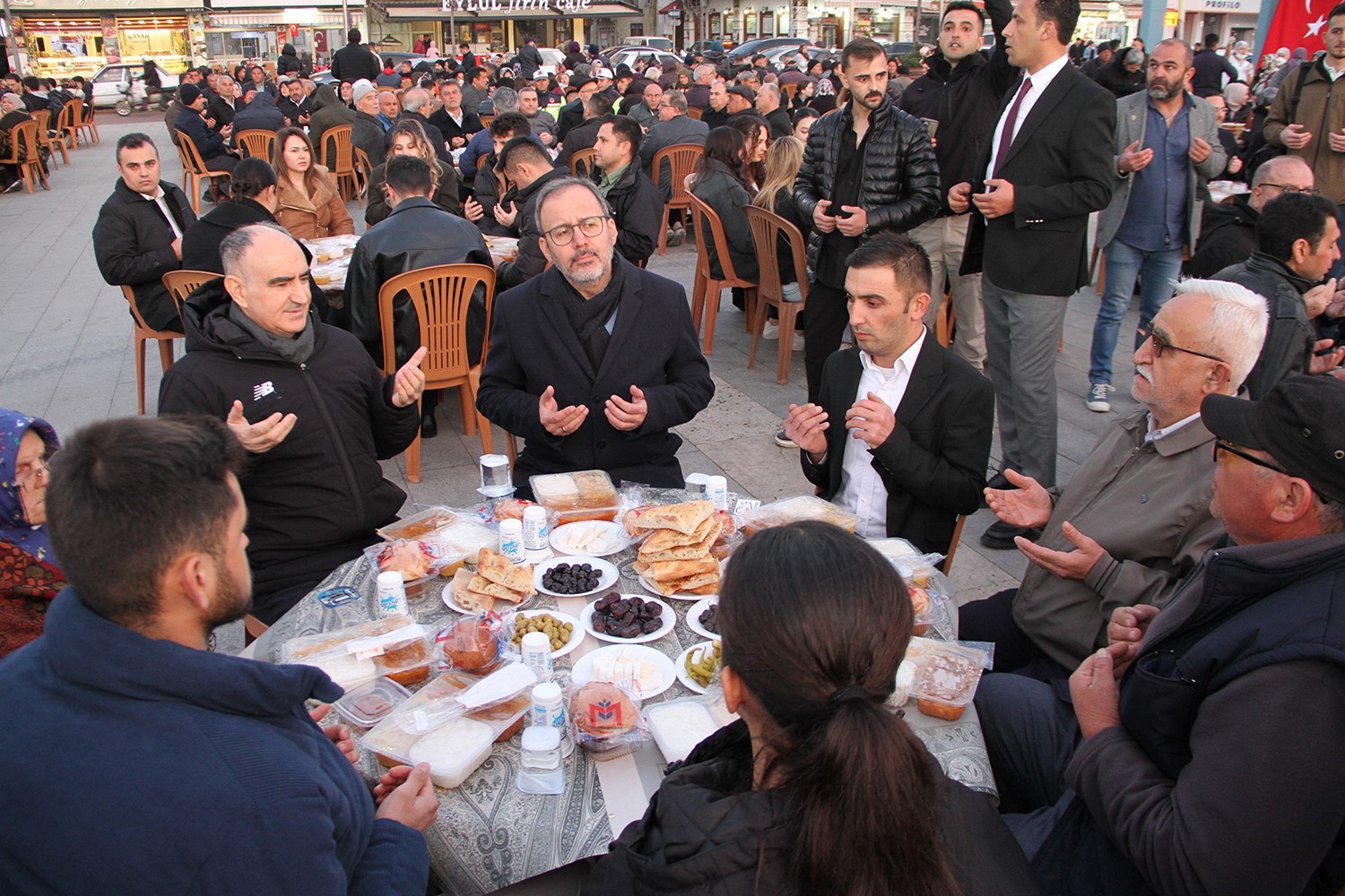 Kasapoğlu ve Vali Özkan vatandaşlarla iftarda buluştu
