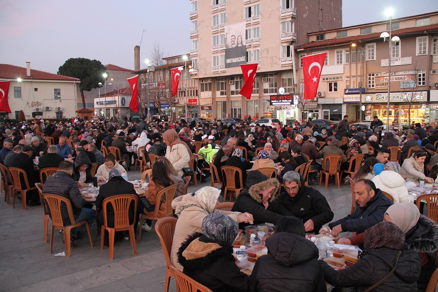 Kasapoğlu ve Vali Özkan vatandaşlarla iftarda buluştu
