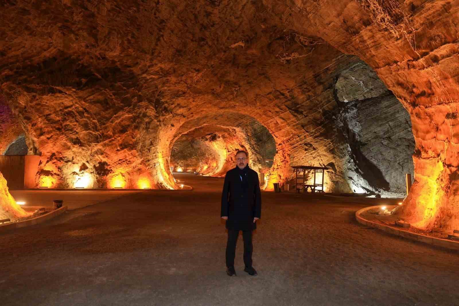 Kasapoğlu’ndan Tuzluca Tuz Mağaraları’na övgü: "Mutlaka gidin görün"
