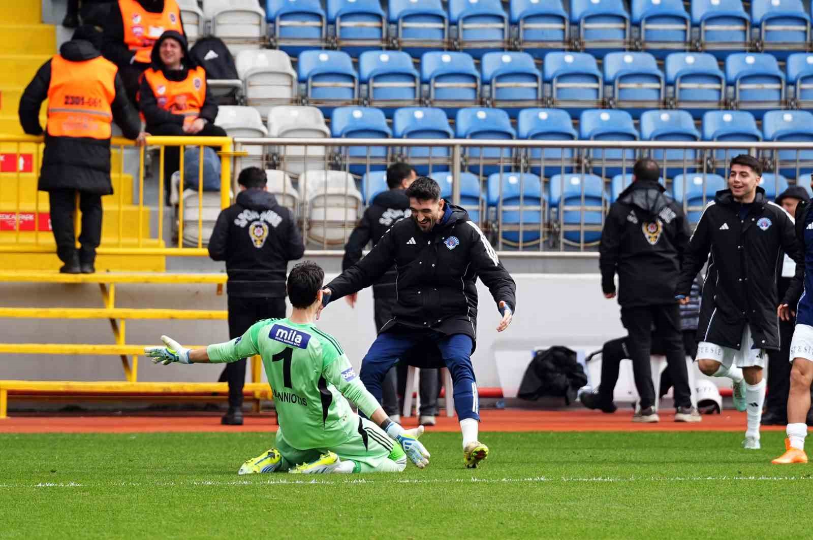 Kasımpaşa kalecisi Andreas Gianniotis’ten uzaklardan gol
