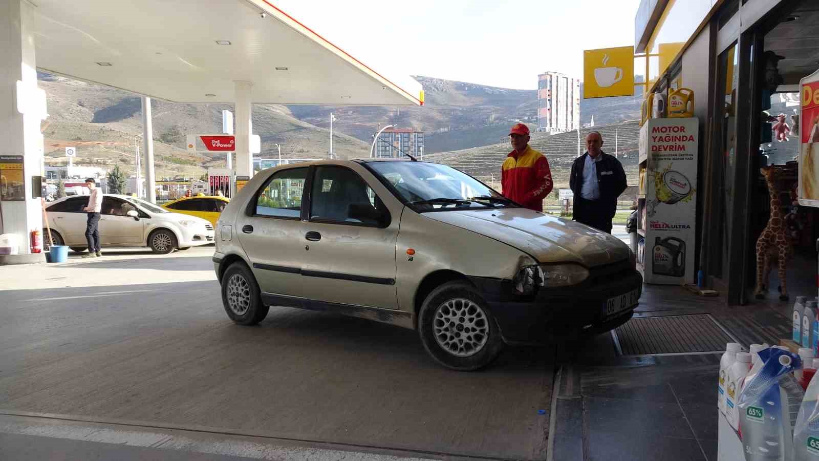 Kasiyerle tartışan sürücü aracıyla istasyona daldı
