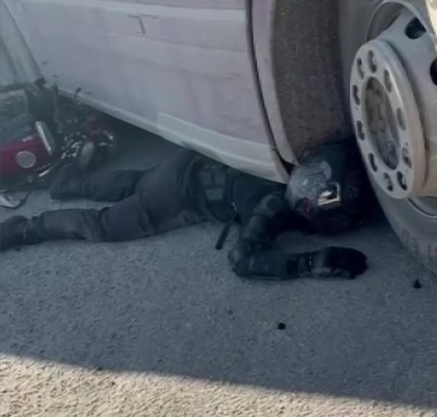 Kaskı ölümden kurtardı: Tırın altında kalan sürücü yaşananları anlattı
