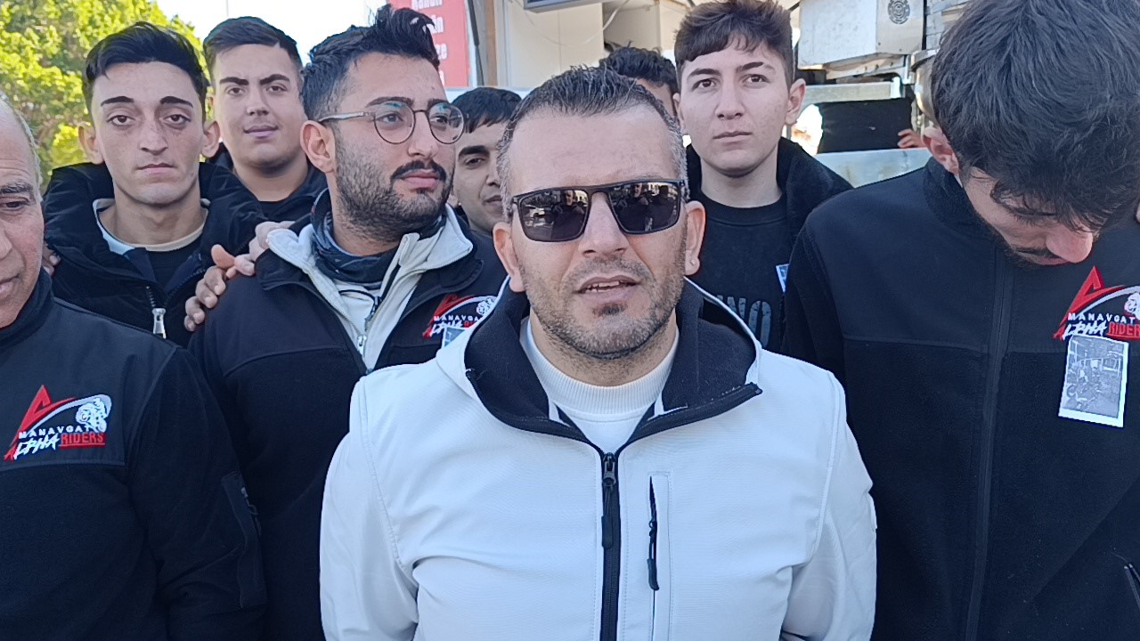 Kaskını kız arkadaşına verdiği kazada hayatını kaybeden motosiklet sürücüsü için lokma dağıtıldı
