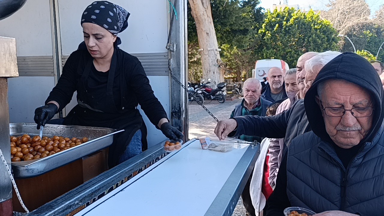 Kaskını kız arkadaşına verdiği kazada hayatını kaybeden motosiklet sürücüsü için lokma dağıtıldı
