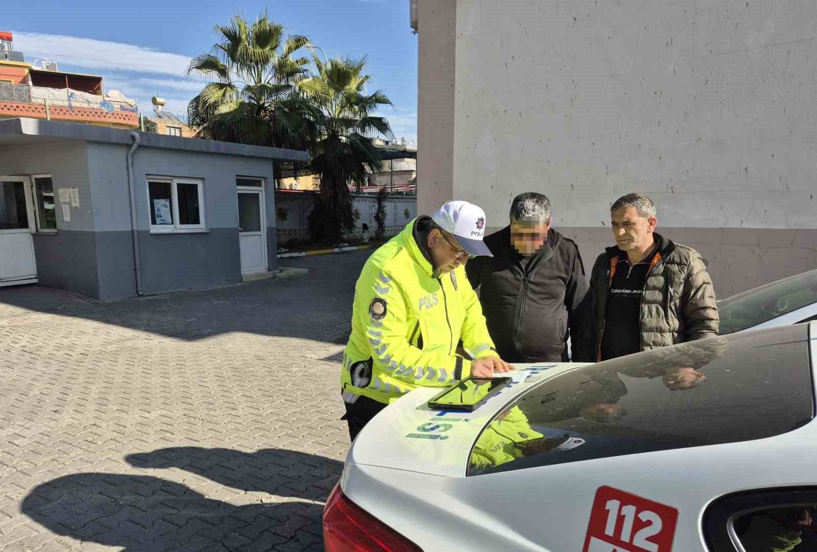 Kaskla servis aracının camını kıran motosikletlinin ehliyetine el konuldu
