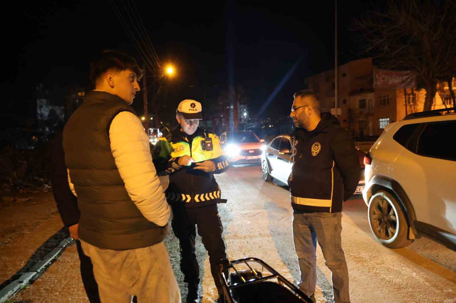 Kasksız sürücüden polise ilginç teklif: "Cezayı bana değil, plakaya yazın"
