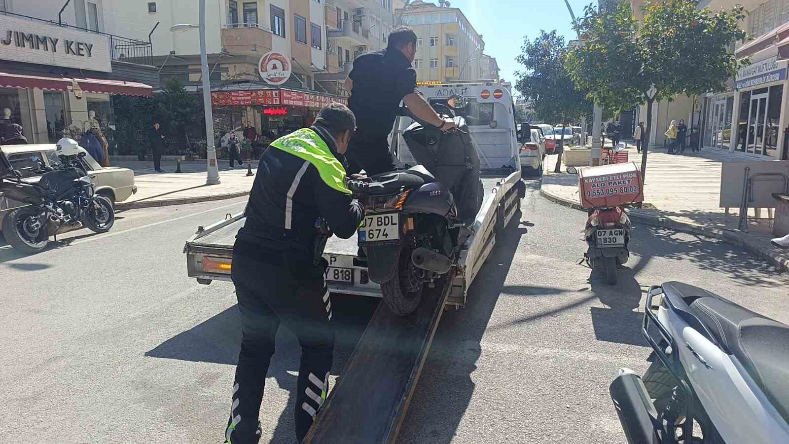 Kasktan ceza yememek için plakasını kapattı, yediği cezayı görünce hayatının pişmanlığını yaşadı
