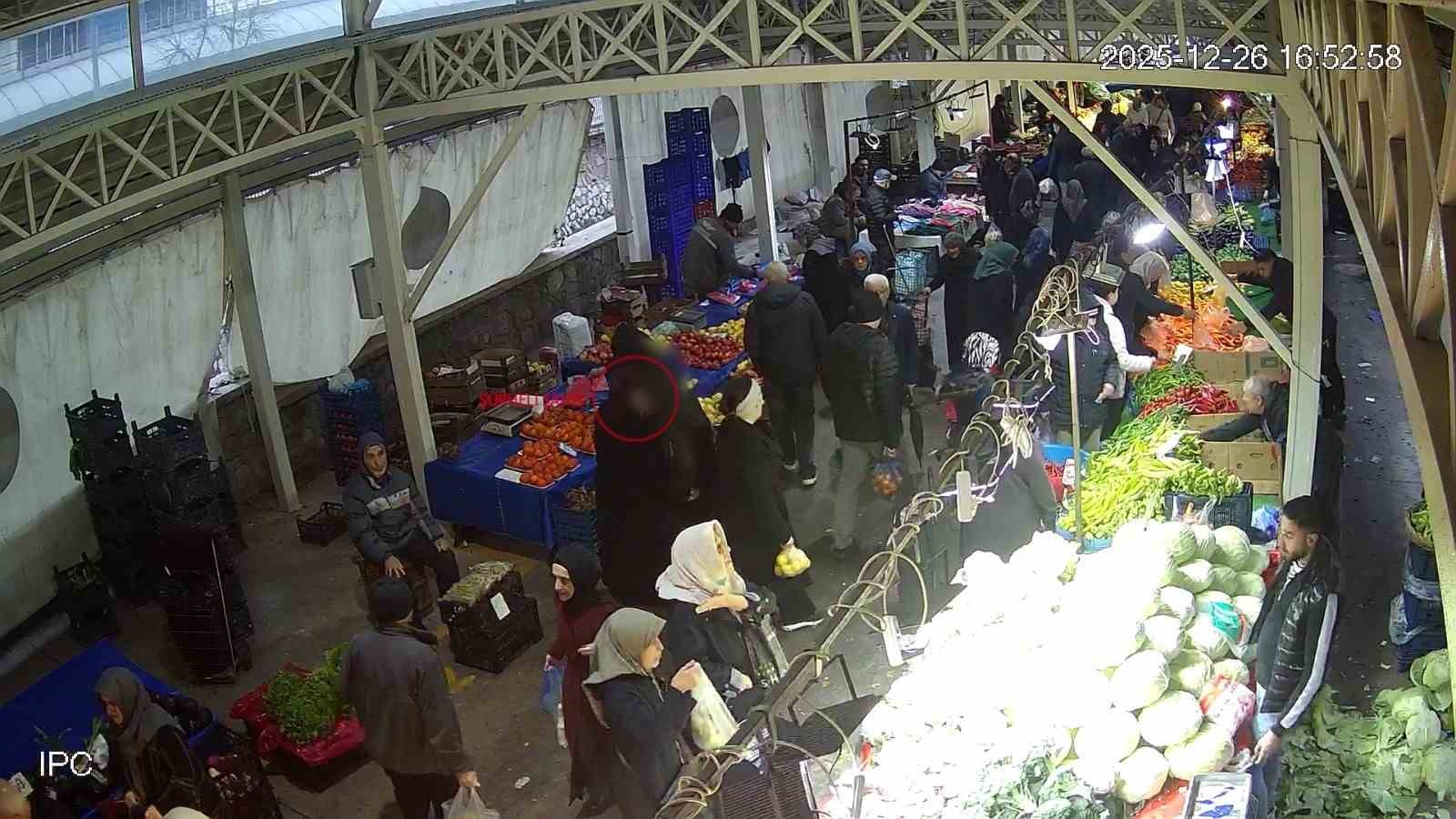 Kaşla göz arasında hırsızlık yaptı: O şüpheliyi polis yakaladı
