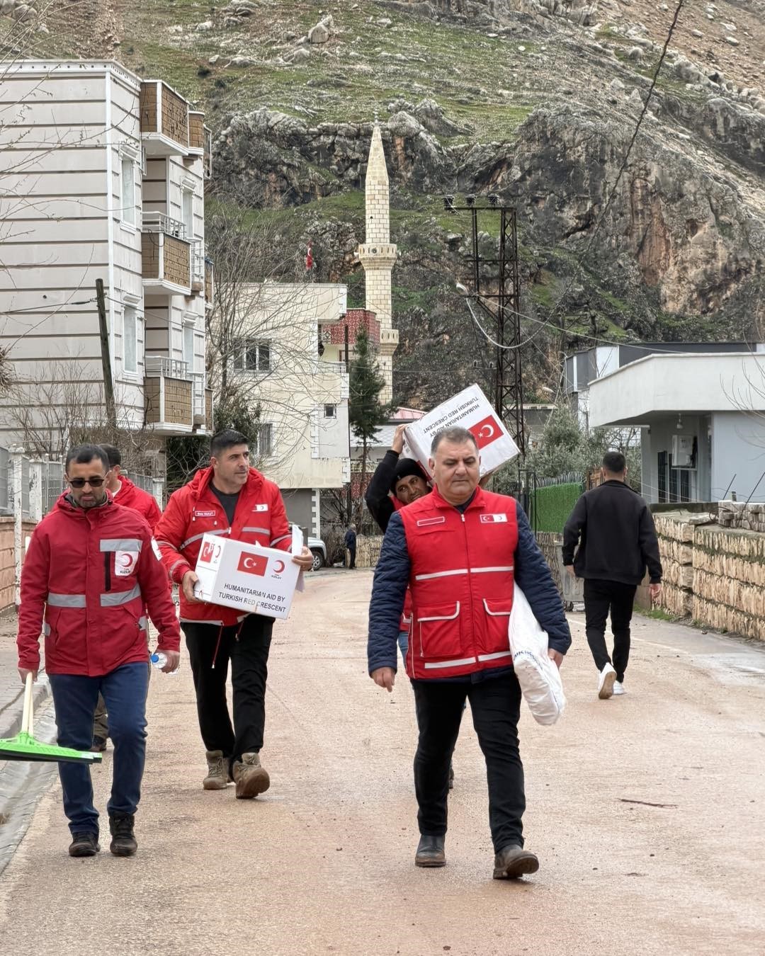 Kasrik selle sarsıldı, Kızılay yaraları sarmak için çalışma başlattı
