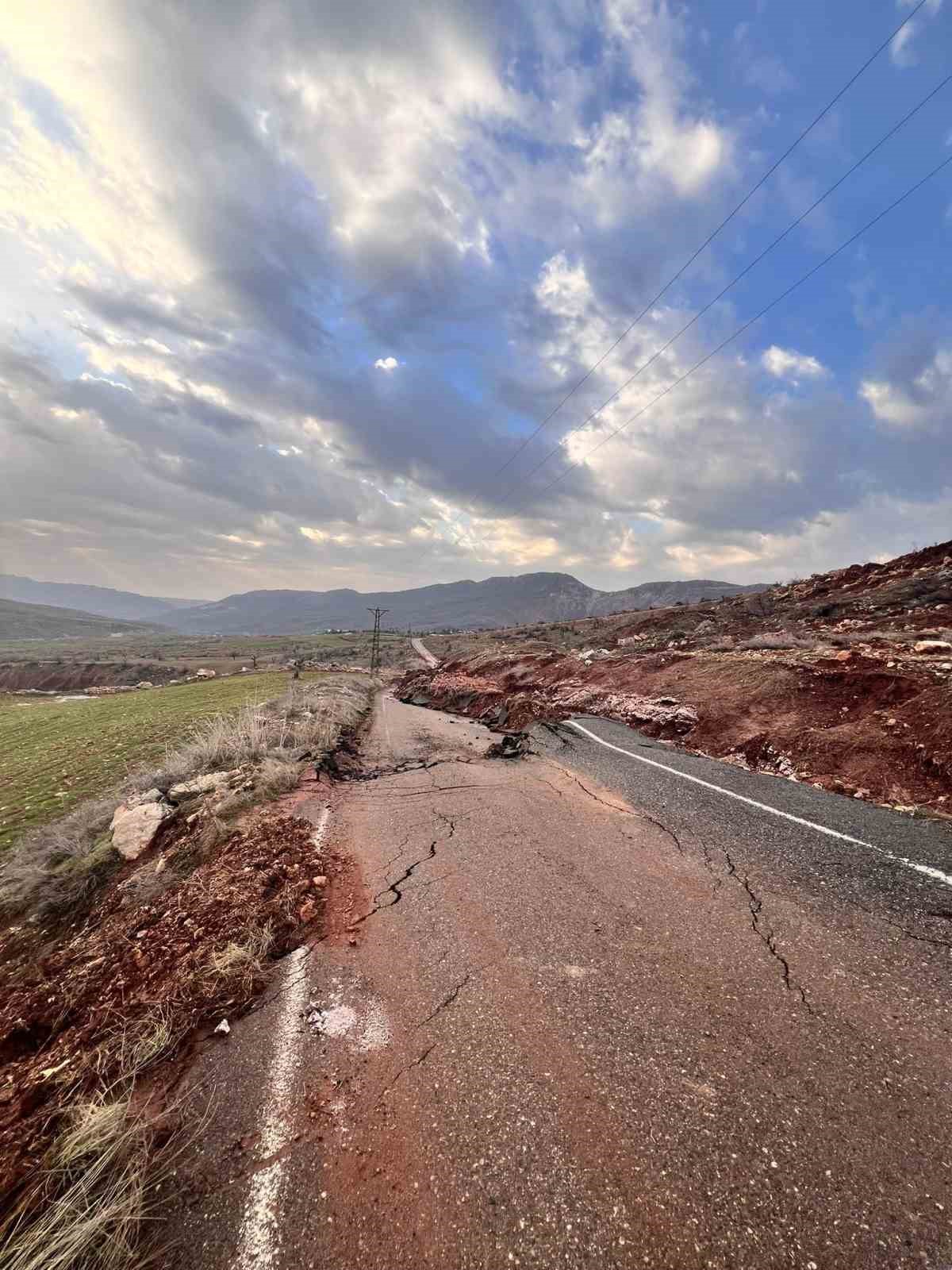 Kasrik’te heyelan alarmı: Köy yolu çöktü, ulaşım durdu
